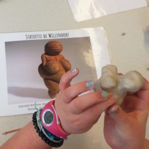 Atelier loisirs d'archéologie : statuette préhistorique