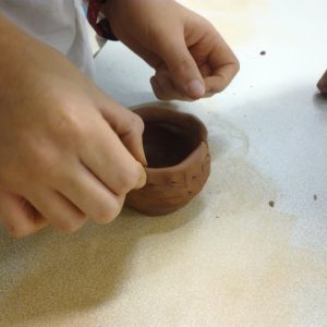 Atelier scolaire d'archéologie : poterie néolithique