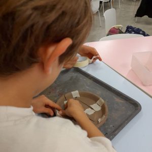 Atelier scolaire d'archéologie : poterie néolithique